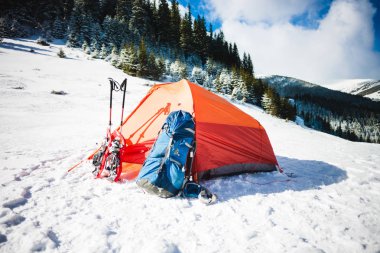 Kışın dağda kamp.