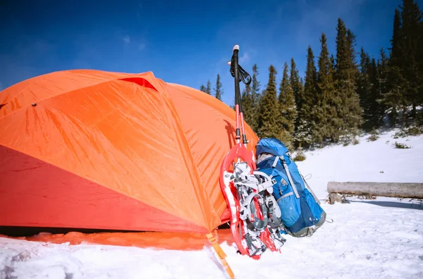 Camping i vintern i bergen. — Stockfoto