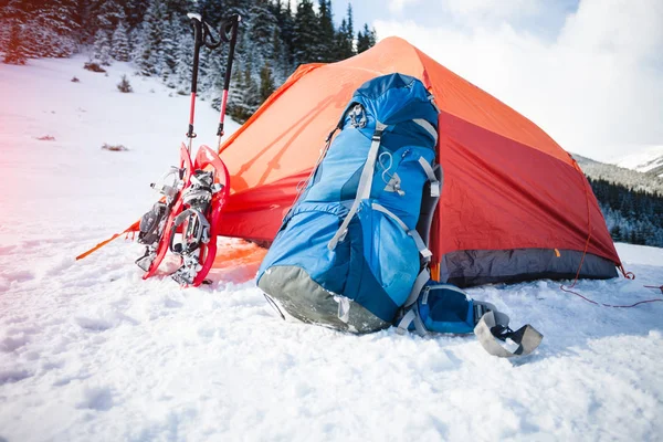 Acampar no inverno nas montanhas . — Fotografia de Stock