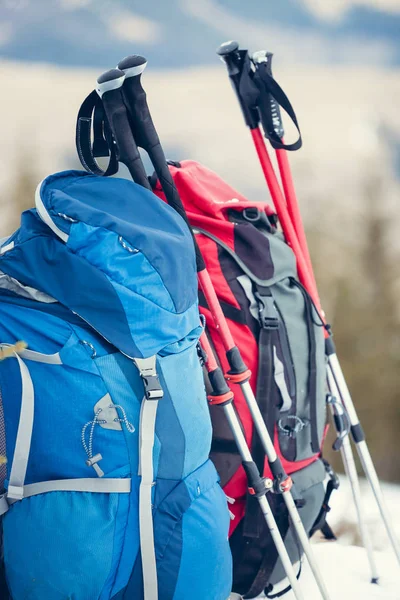 Rugzak is permanent in de sneeuw. — Stockfoto