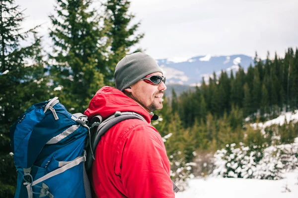 Alpinista com uma mochila . — Fotografia de Stock