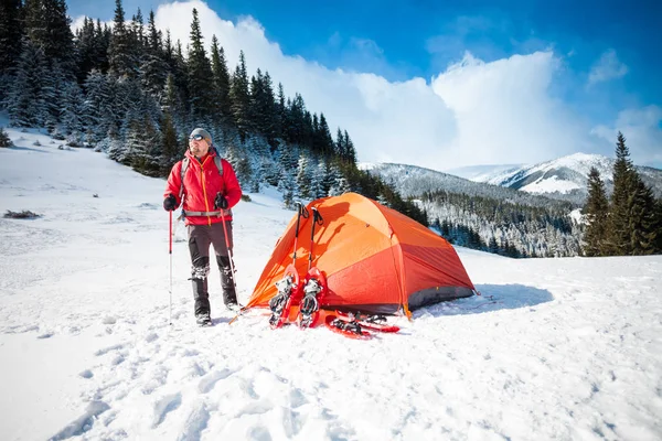 Альпинист рядом с палаткой в снегоступах . — стоковое фото