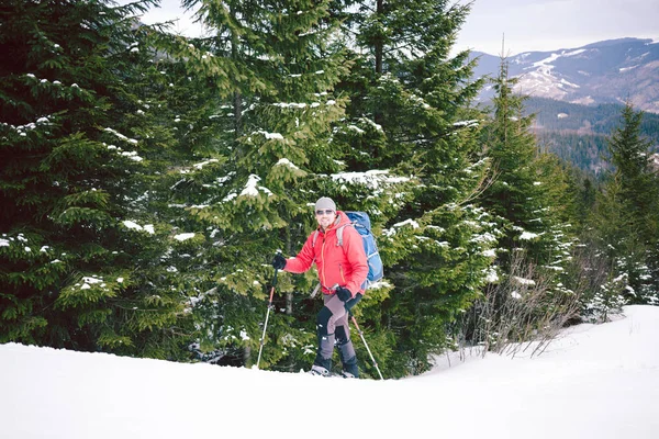 冬の山で登山者. — ストック写真