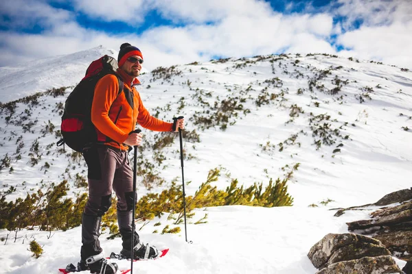 Male tourist in snow snowshoes. — Stock Photo, Image