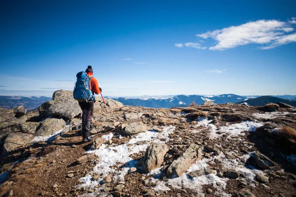 Bergsteiger mit Rucksack. — Stockfoto