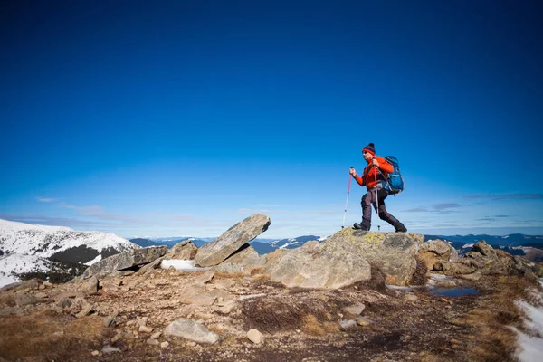 Bergsteiger an der Spitze. — Stockfoto