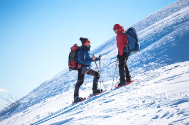 Dağlarda iki dağcı.