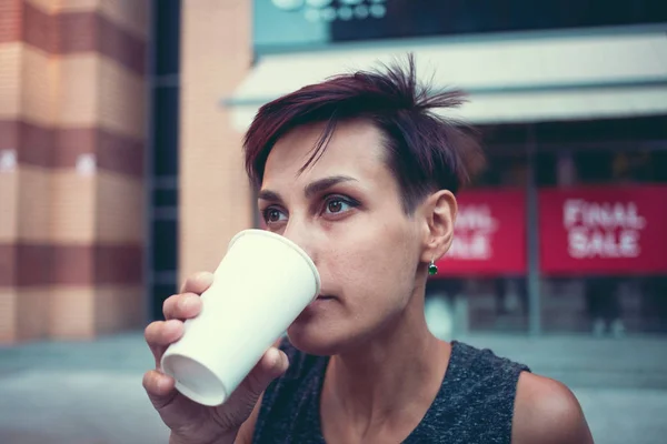 Ritratto di donna con caffè . — Foto Stock