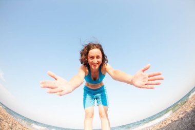 kız ellerini fotoğrafçının camer çeker.