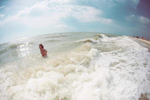 Mulher tomando banho no oceano . — Fotografia de Stock