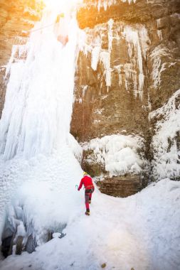 Dağcı buza tırmanıyor.