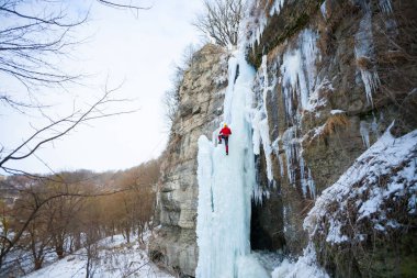 Dağcı buza tırmanıyor.