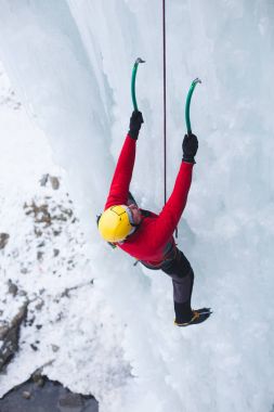 Dağcı buza tırmanıyor.