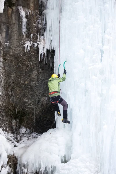 The climber climbs on ice. — Stock Photo, Image