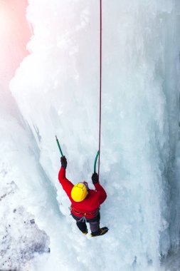 Dağcı buza tırmanıyor.