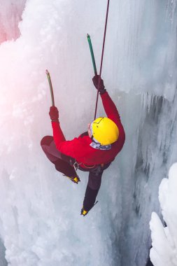 Dağcı buza tırmanıyor.