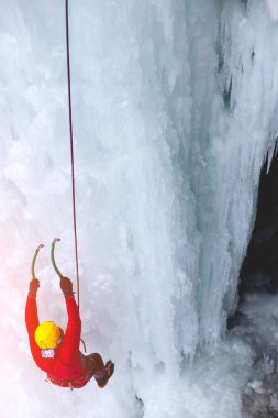 Dağcı buza tırmanıyor.