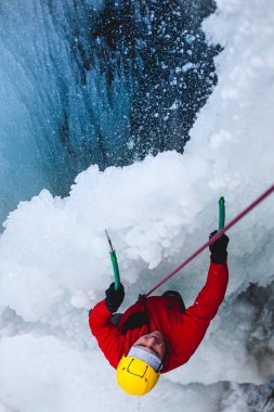 dağcı buzda tırmanıyor