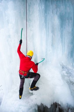 Dağcı buza tırmanıyor.