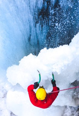 dağcı buzda tırmanıyor