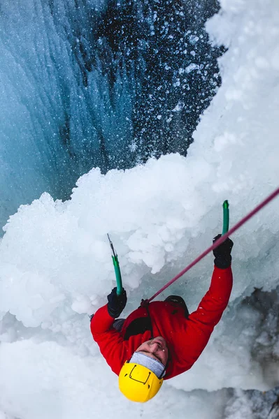 dağcı buzda tırmanıyor
