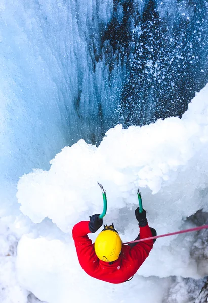 dağcı buzda tırmanıyor