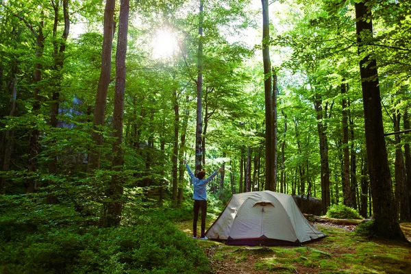 Девушка стоит рядом с палаткой . — стоковое фото