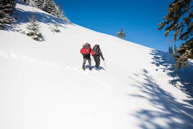 İki dağcı dağda vardır.
