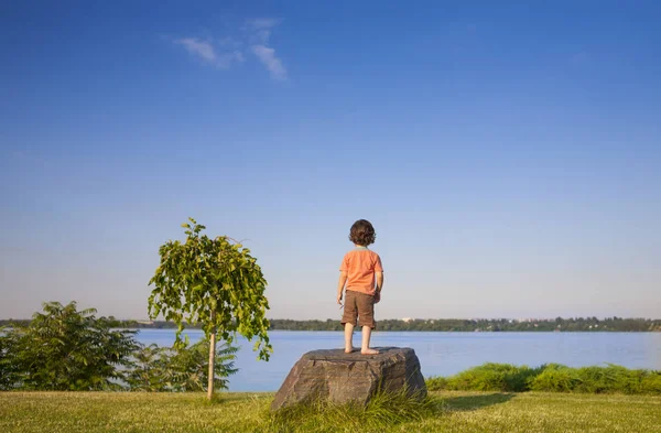 Çocuk taş üzerine tırmandı.