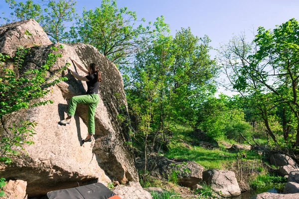 Escalador es bouldering al aire libre . — Foto de Stock