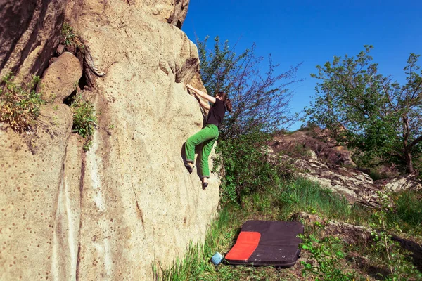 Dağcı bouldering açık havada olduğunu. — Stok fotoğraf