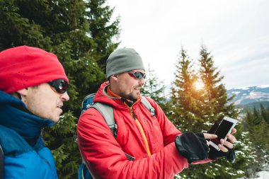 Telefonda konuşurken dağcı.