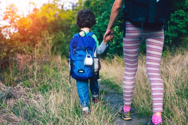 Çocuk ve annem ormandaki.