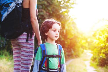 Çocuk ve annem ormandaki.