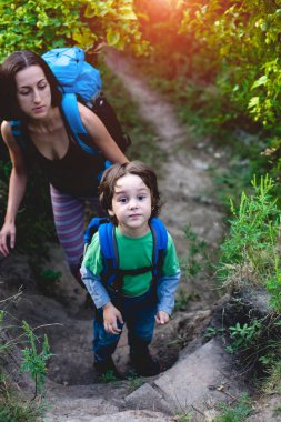 Çocuk ve annem ormandaki.