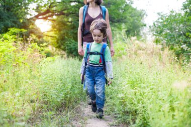 Çocuk ve annem ormandaki.