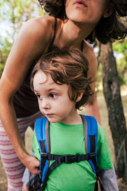 Çocuk ve annem ormandaki.