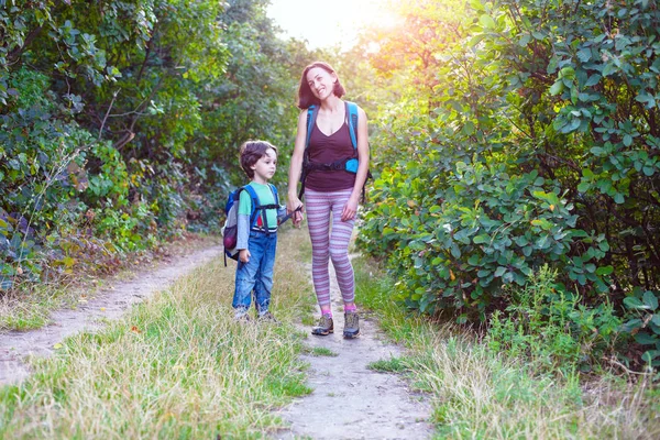 Çocuk ve annem ormandaki.