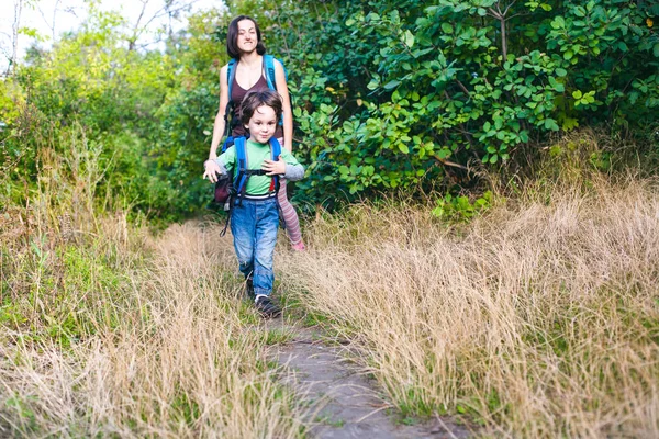 Çocuk ve annem ormandaki.