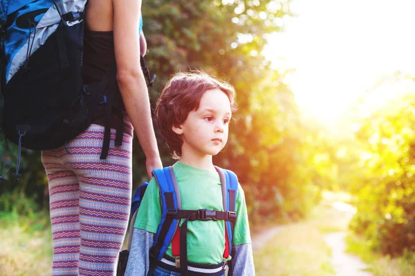 Çocuk ve annem ormandaki.