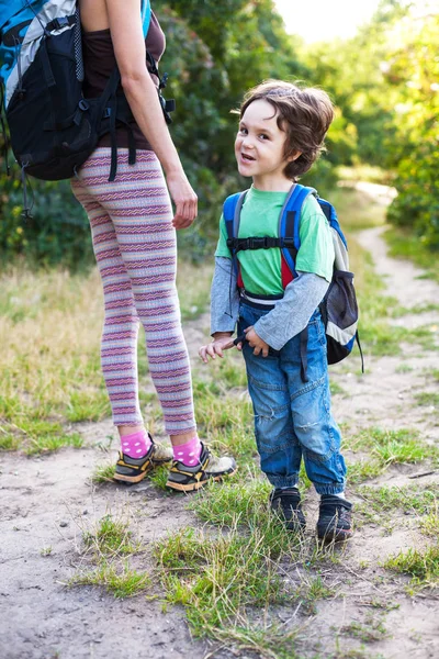 Çocuk ve annem ormandaki.