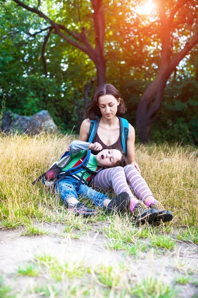 çocuk anne kucağında tarafından dinleniyor