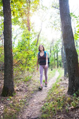 Kız ormanda yürüyüşe üzerinde