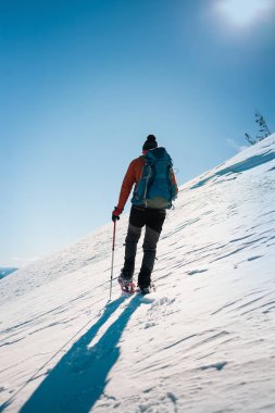 Dağcı kış dağlarda.