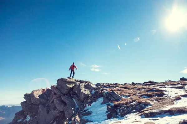 Bergsteiger an der Spitze. — Stockfoto