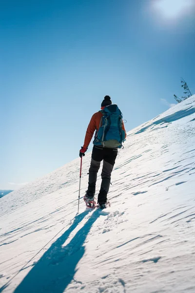 Escalador en las montañas de invierno . — Foto de Stock