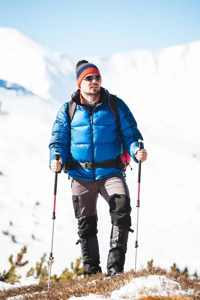 Ορειβάτης στα βουνά το χειμώνα. — Φωτογραφία Αρχείου
