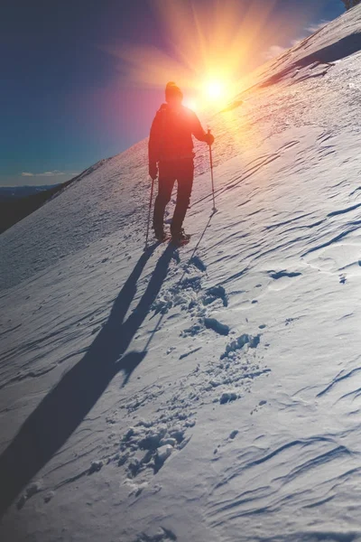 Альпинист в зимних горах . — стоковое фото
