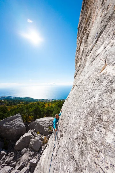 A rock climber on a wall. — Stock Photo, Image