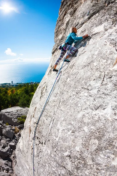 Um alpinista numa parede . — Fotografia de Stock